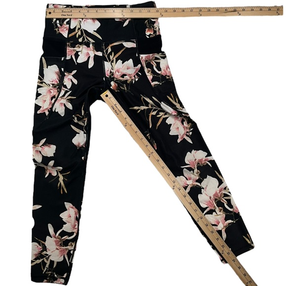 Athleta Magnolia Salutation Stash Pocket Leggings Size Small Floral/Black 305922 - Picture 11 of 13